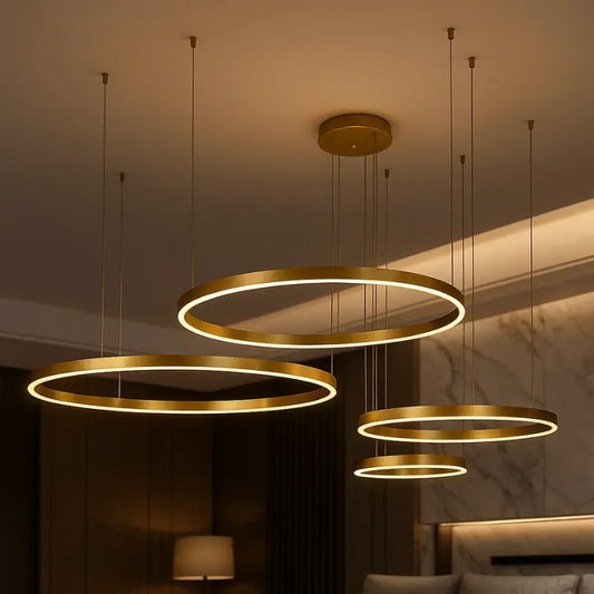 lustre,
lustre para sala,
lustre pendente,
lustre sala de jantar,
lustre redondo,
lustre para cozinha,
lustre aneis,
lustre moderno,
lustre dourado,