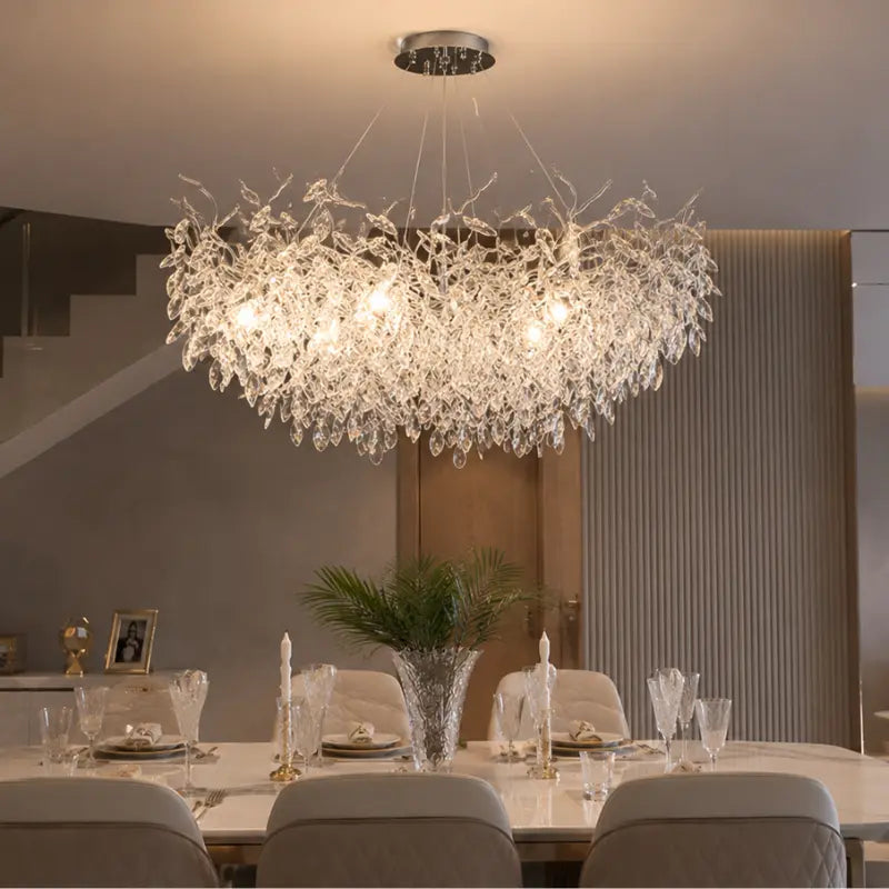 detalhe dos cristais e acabamento prata do lustre luxo larmary