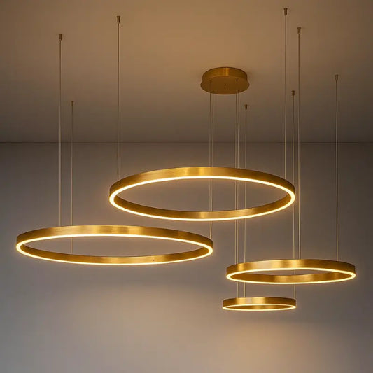 lustre,
lustre para sala,
lustre pendente,
lustre sala de jantar,
lustre redondo,
lustre para cozinha,
lustre aneis,
lustre moderno,
lustre dourado,
